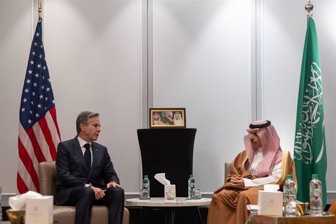 Archivo - Imagen de archivo del secretario de Estado de EEUU, Antony Blinken, y el ministro de Exteriores saudí, Faisal bin Farhan, en Jordania
