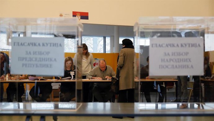 Archivo - Imagen de archivo de un colegio electoral en Belgrado, Serbia