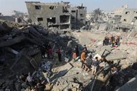 Más de una treintena de muertos, entre ellos cinco niños y un periodista, por los ataques israelíes en Gaza