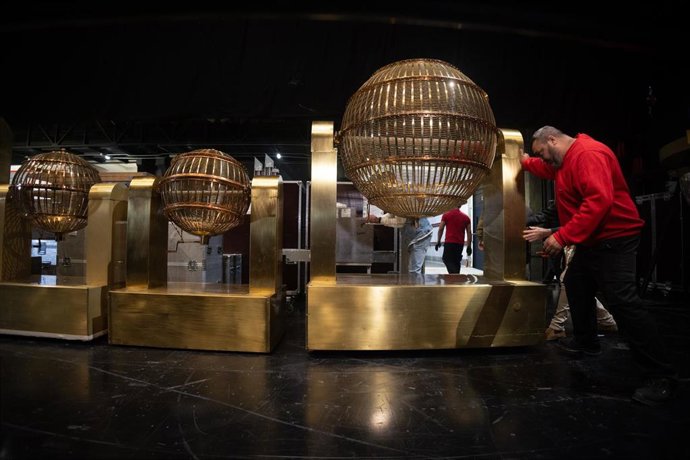 Personal de mantenimiento desplaza uno de los bombos del Sorteo Extraordinario de Navidad, en el Teatro Real, a 15 de diciembre de 2023, en Madrid (España).