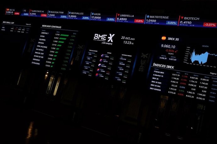 Archivo - Un panel del Ibex 35, en el Palacio de la Bolsa, en Madrid (España)