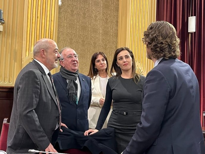 El portavoz del PP, Sebasti Sagreras (a la derecha) conversa con la portavoz de Vox, Idoia Ribas, y los diputados de Vox Sergio Rodríguez, Agustín Buades y Manuela Cañadas.
