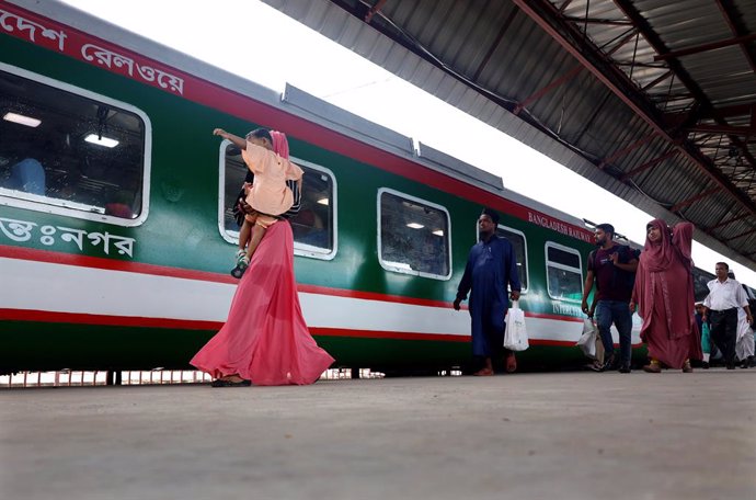 Archivo - Un grupo de personas en una estación de tren en Chittagong, Bangladesh (archivo)