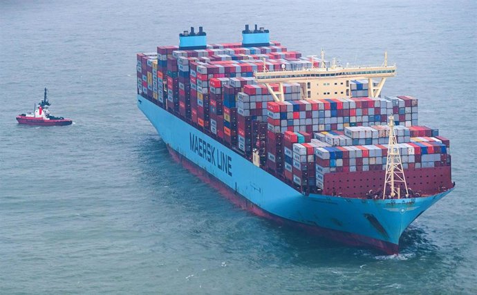 Archivo - 03 February 2022, Lower Saxony, Wangerooge: Tugs sail past the "Mumbai Maersk" container ship in the North Sea. The 400-metre-long ship has run aground off the coast of Germany, the nation's Central Command for Maritime Emergencies said on Thu