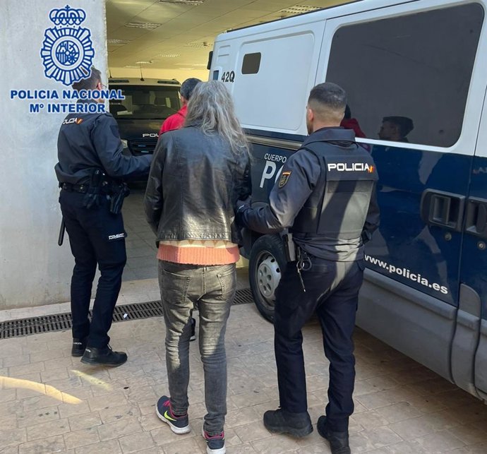 Imagen del detenido, custodiado por dos agentes de la Policía Nacional
