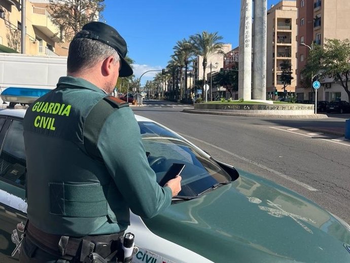 Un agente de la Guardia Civil de Vícar (Almería).