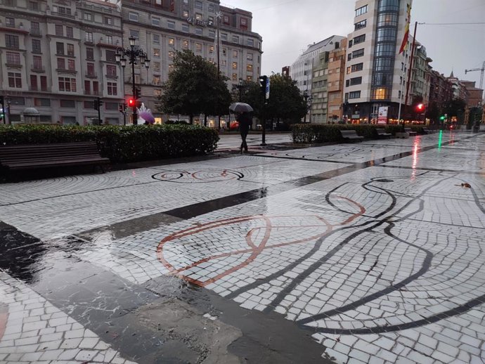 Archivo - El Paseo de los Álamos del Campo San Francisco de Oviedo en una jornada de lluvia.