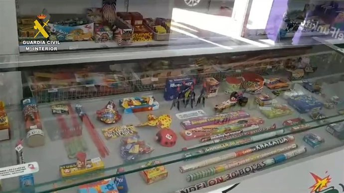Agentes de la Guardia Civil del Equipo de Inspección de Armas y Explosivos de la Comandancia de Santa Cruz de Tenerife están llevando a cabo una campaña de inspección debido al aumento de la venta de consumo de artículos pirotécnicos