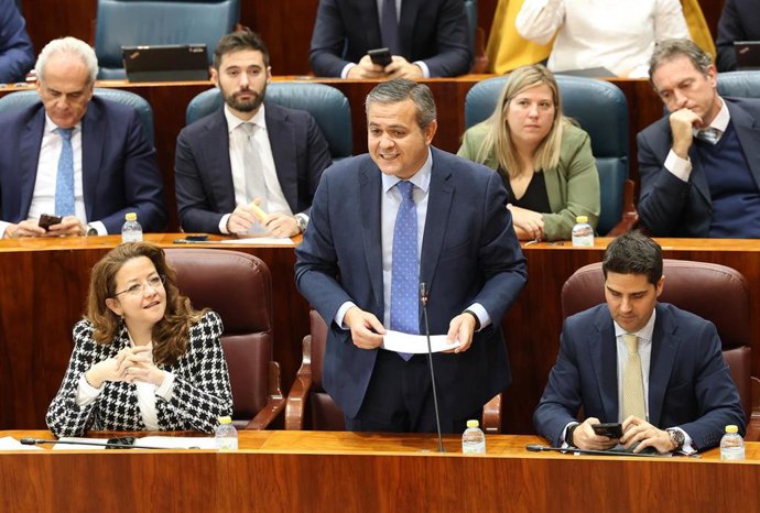 El consejero de Vivienda, Transportes e Infraestructuras, Jorge Rodrigo, interviene durante una sesión plenaria en la Asamblea de Madrid, a 14 de diciembre de 2023, en Madrid (España). 