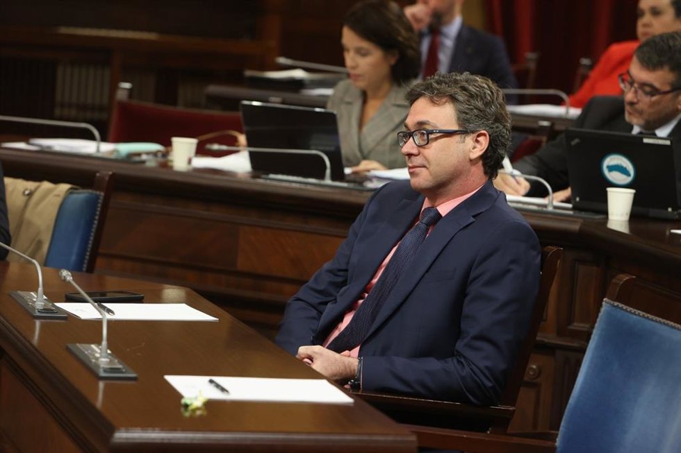 El vicepresidente del Govern y conseller de Hacienda, Antoni Costa, escuchando el debate de los votos particulares del presupuesto desde su escaño. A su lado, el asiento vacío de la presidenta del Govern, Marga Prohens.