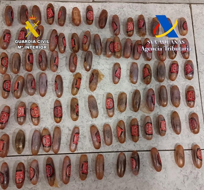 Archivo - Dátiles de hachís expulsados por el pasajero detenido