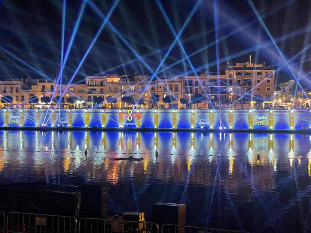 Gradas para el espectáculo Navigalia, la magia está en el río.