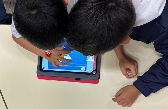 Menores con una tablet