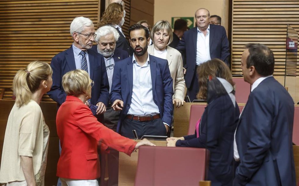 Archivo - El secretario de Organización del PSPV-PSOE, José Muñoz, junto con varios miembros del PSOE, durante un debate