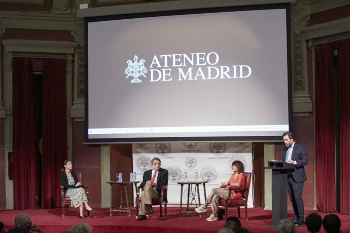Archivo - (I-D) Las escritoras Pilar Reyes, Sergio Ramírez y Rosa Montero, participan en 'Los Aperitivos del Ateneo', mientras interviene el presidente del Ateneo, Luis Arroyo 