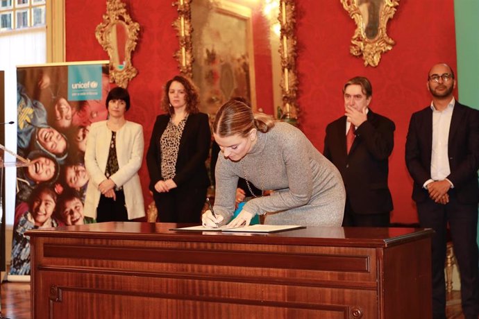 La presidenta del Govern, Marga Prohens, firma el 'Pacto por la Infancia'