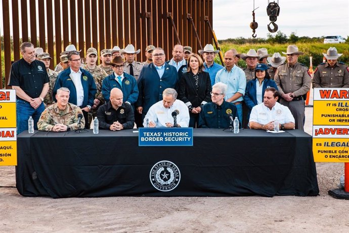 El gobernador de Texas firma un proyecto de ley que permite la detención de migrantes irregulares