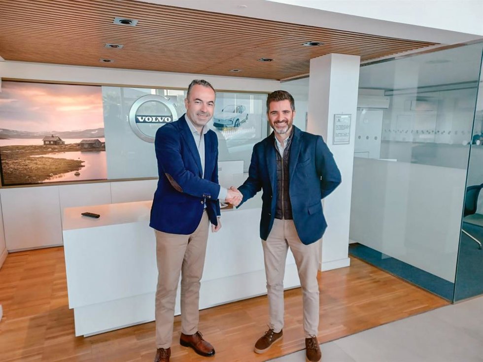 Francisco López, gerente de Volvo-Vypsa, y José Ramón Gómez Izquierdo, responsable de Negocio B2B de EnchufeSolar.