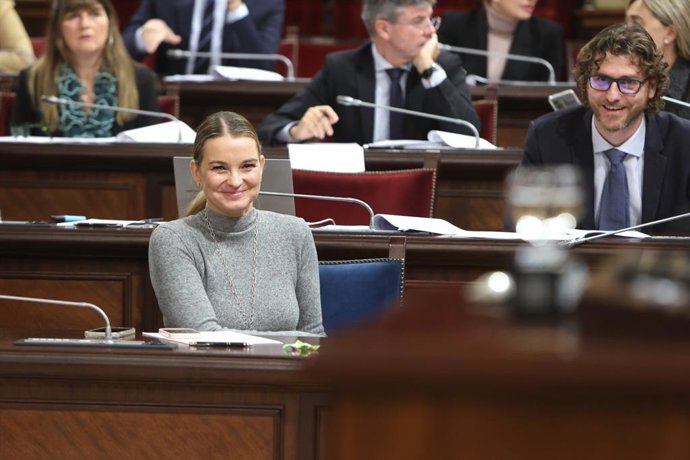 La presidenta del Govern, Marga Prohens, escuchando una intervención desde su escaño en el Parlament, durante la primera sesión del debate de presupuestos.