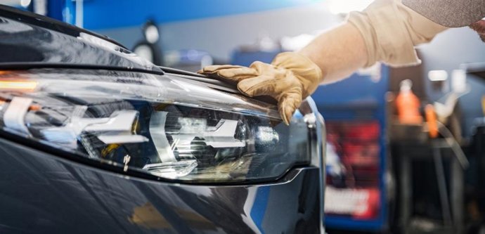 Un trabajador en un taller,