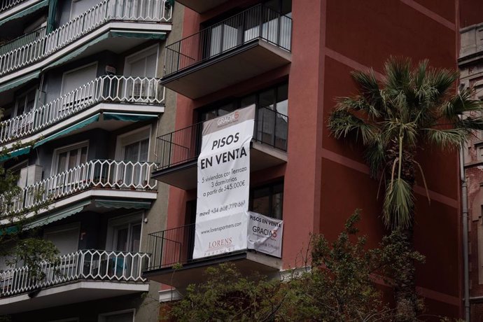 Archivo - Cartel de venta en una fachada de un edificio en Barcelona.