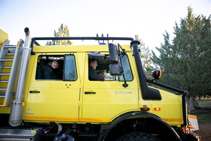 El presidente de Castilla-La Mancha, Emiliano García-Page, y la consejera de Desarrollo Sostenible, Mercedes Gómez, en la presentación de los nuevos vehículos para el cuerpo de agentes medioambientales de Castilla-La Mancha.