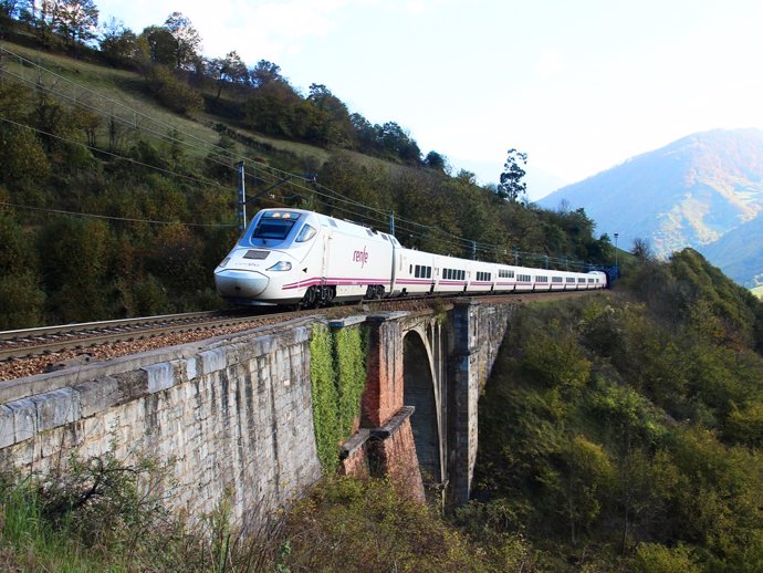 Archivo - Tren en vías españolas