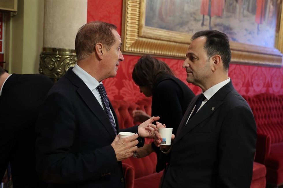 El diputado de Sa Unió, Lloren Córdoba, y el conseller del Mar y Ciclo del Agua, Juan Manuel Lafuente, en el pleno del Parlament.