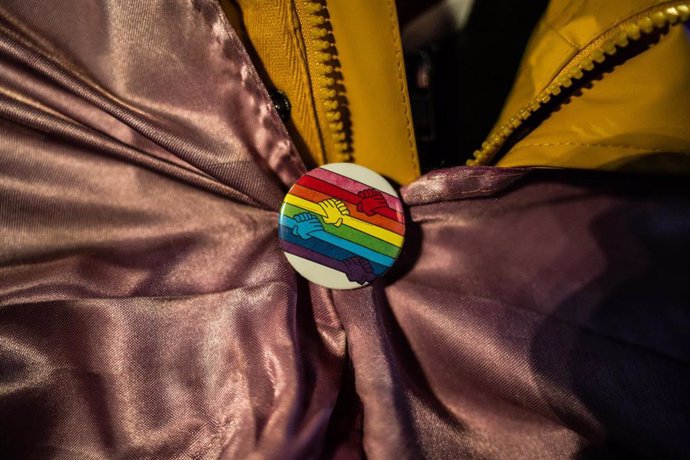 Archivo - Un pin con la bandera del colectivo LGTBI durante una manifestación para defender las leyes Trans y LGTBI de la Comunidad de Madrid.