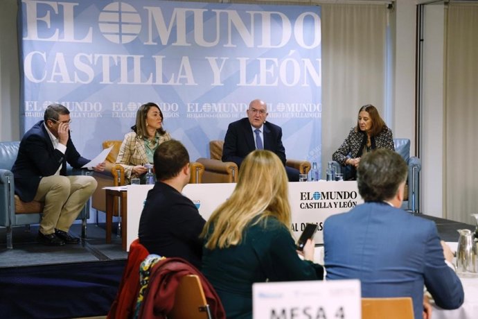 Laconsejero (2) junto al alcalde de  Valladolid (2D) en el foro sobre Smart Cities.