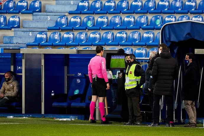 Archivo - Un árbitro revisando una acción en el monitor del VAR.