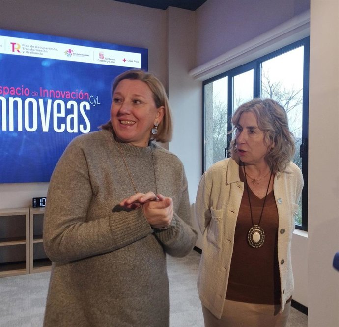 De izda a dcha, la consejera de Familia de CyL, Isabel Blanco, y la presidenta de Cruz Roja en CyL, Rosa Urbón.