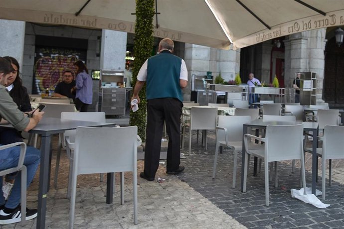 Archivo - Un camarero en una terraza del centro de Madrid