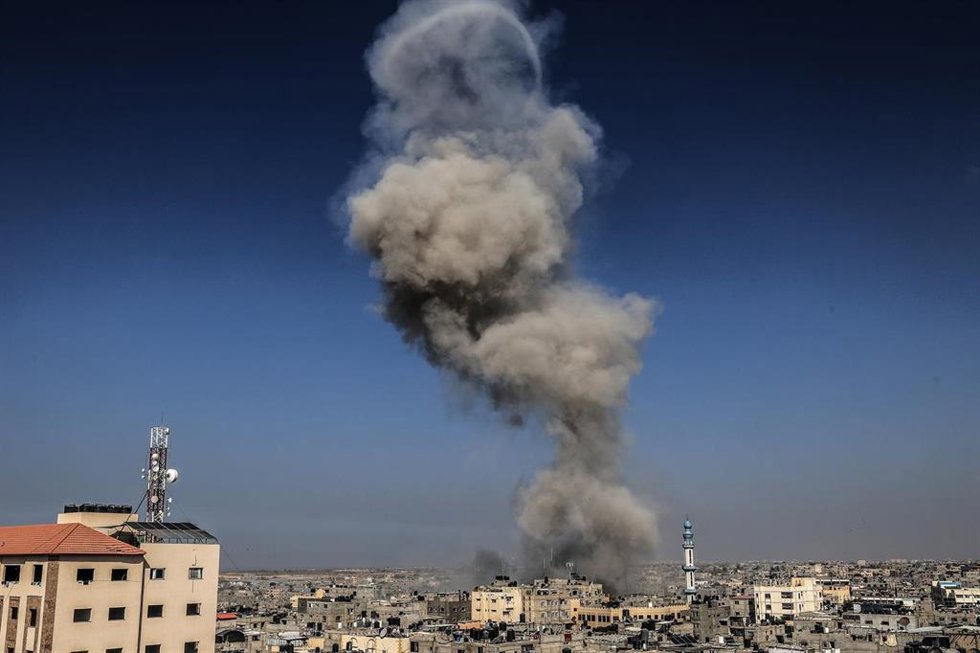 Archivo - Columna de humo tras un bombardeo del Ejército de Israel contra la ciudad de Rafá, en el sur de la Franaj de Gaza (archivo)