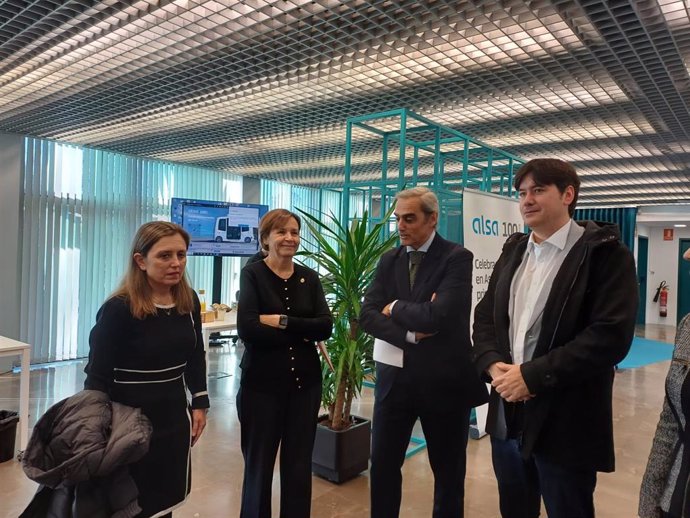 Jacobo Cosmen (segundo por la derecha), presidente Alsa Grupo, antes de la presentación del Centro de I+D+i de Alsa, en el edificio AS5-HUB, del Parque Científico y Tecnológico de Gijón.