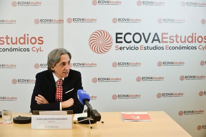 El director de Ecova Estudios, Juan Carlos de Margarida, presenta los datos del Observatorio Económico de Castilla y León correspondientes al tercer trimestre de 2023