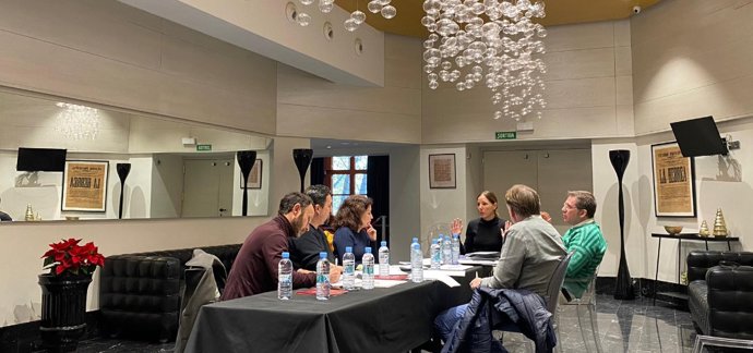 La vicepresidenta del Consell y consellera insular de Cultura y Patrimonio, Antnia Roca, reunida con miembros del sector de las artes escénicas.