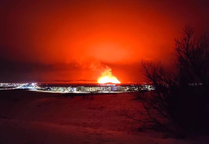 Erupción de un volcán cerca de Grindavik, en Islandia