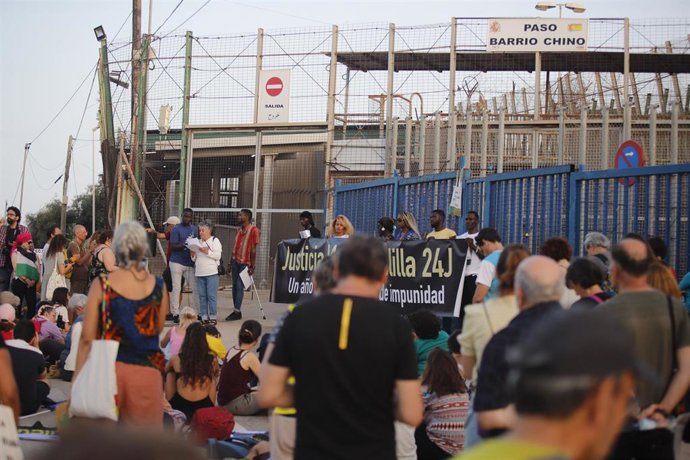 Archivo - Varias personas sujetan una pancarta durante la I Marcha por la Justicia 24J  Un año sin Justicia en memoria de las víctimas fallecidas, heridas y desaparecidas en Melilla hace un año, a 24 de junio de 2023, en Melilla (España).