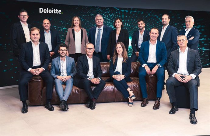 Archivo - Parte del equipo del 'AI&Data Transformation Hub' de Deloitte