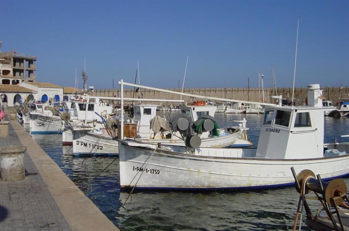 Imagen de barcos de pesca amarrados en un puerto