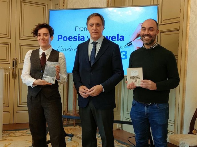 Los premiados Beatriz García (i) y Víctor Manuel Herrero (d), junto al alcalde de Salamanca, Carlos García Carbayo (c)