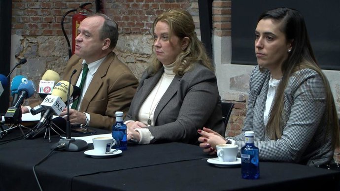 El vicealcalde de Burgos, Fernando Martínez-Acitores,  la alcaldesa de Burgos, Cristina Ayala, y la portavoz del equipo de Gobierno, Andrea Ballesteros