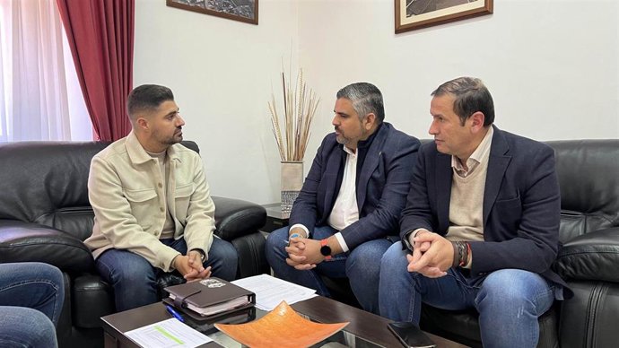 El portavoz del PSOE en la Diputación de Málaga, Josele González, y el alcalde de Fuente de Piedra, Siro Pachón.