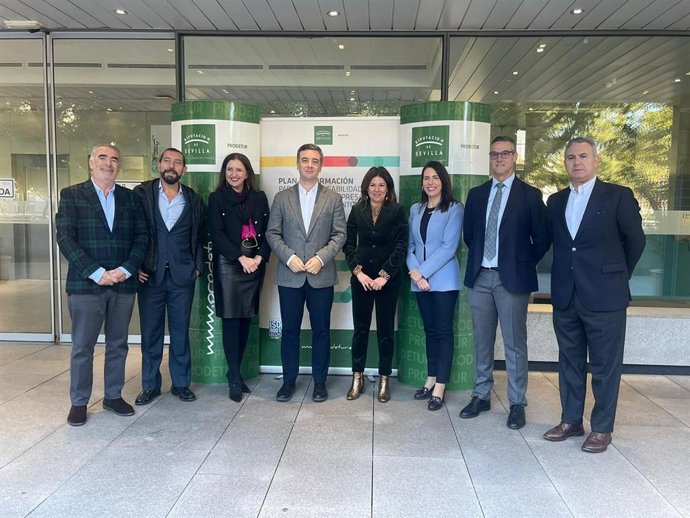 Foto de familia en la jornada para incrementar la calidad de sus programas de formación para el empleo.