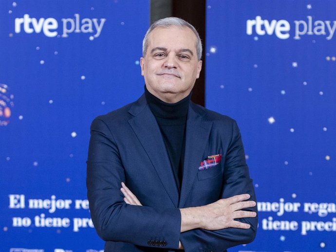 El presentador de televisión Ramón García posa durante la presentación de la programación navideña de RTVE