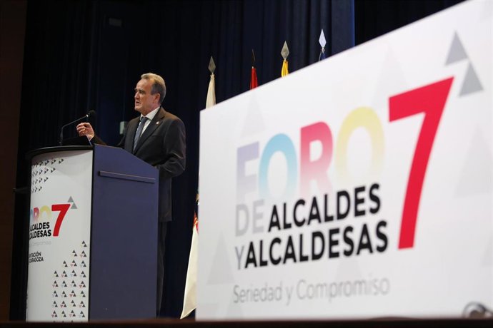 El presidente de la DPZ, Juan Antonio Sánchez Quero, en el VII Foro de Alcaldes y Alcaldesas de la provincia de Zaragoza.