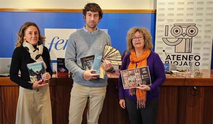 El presidente de la Asociación de Librerías de La Rioja, Diego Ochoa, la vicepresidenta del Ateneo Riojano, María Paz García, y la secretaria general de la asociación y de FER Comercio, Adelaida Alútiz.