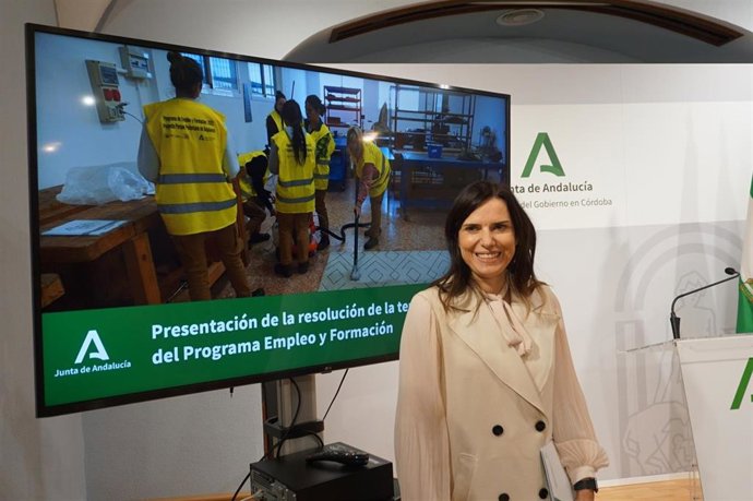 La delegada territorial de Empleo de la Junta en Córdoba, María Dolores Gálvez, en la presentación de los proyectos.