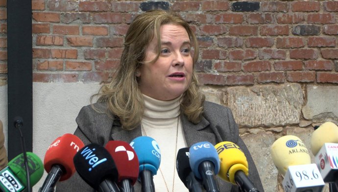 La alcaldesa de Burgos, Cristina Ayala, durante la rueda de prensa.